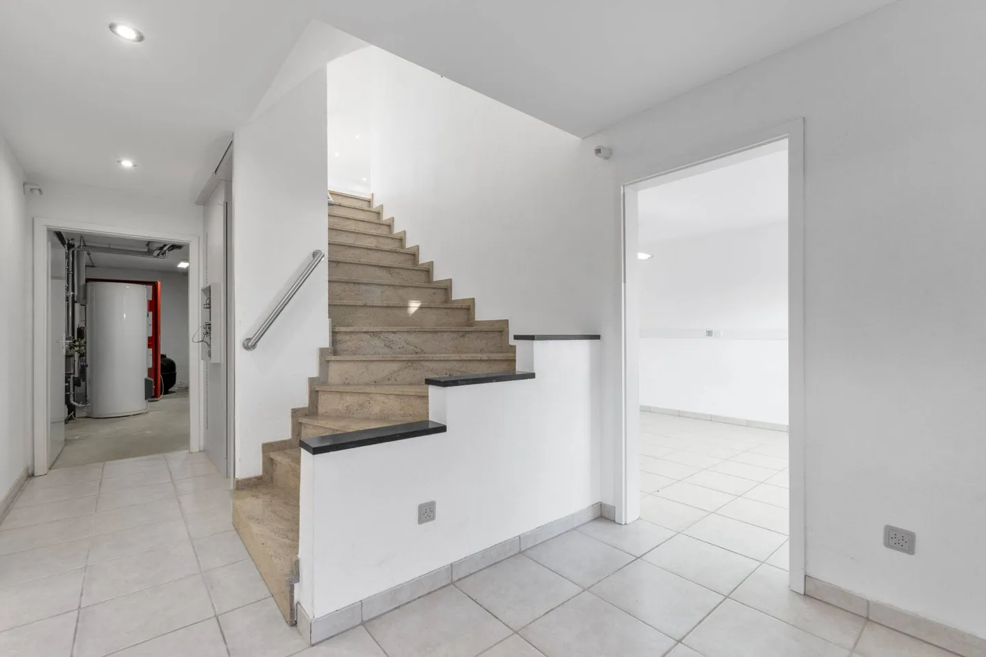 Casa unifamiliare con piscina, sauna, sala hobby e grande garage! - Foto 7 di 14