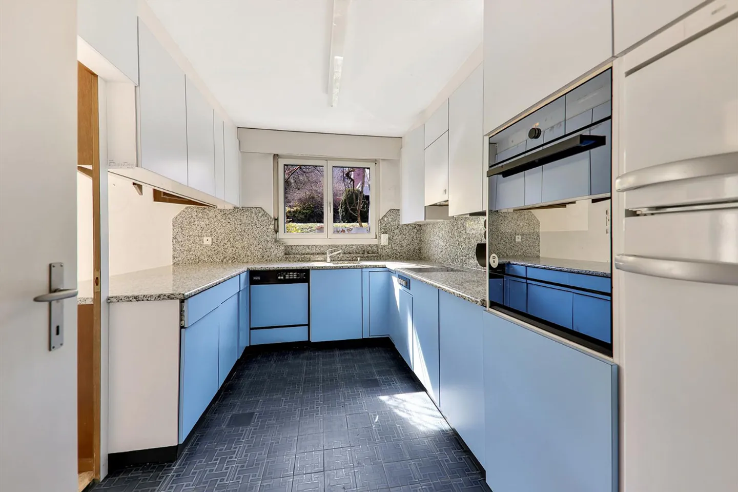 Detached 6.5-room single-family house in sunny southern location - Photo 7 of 16