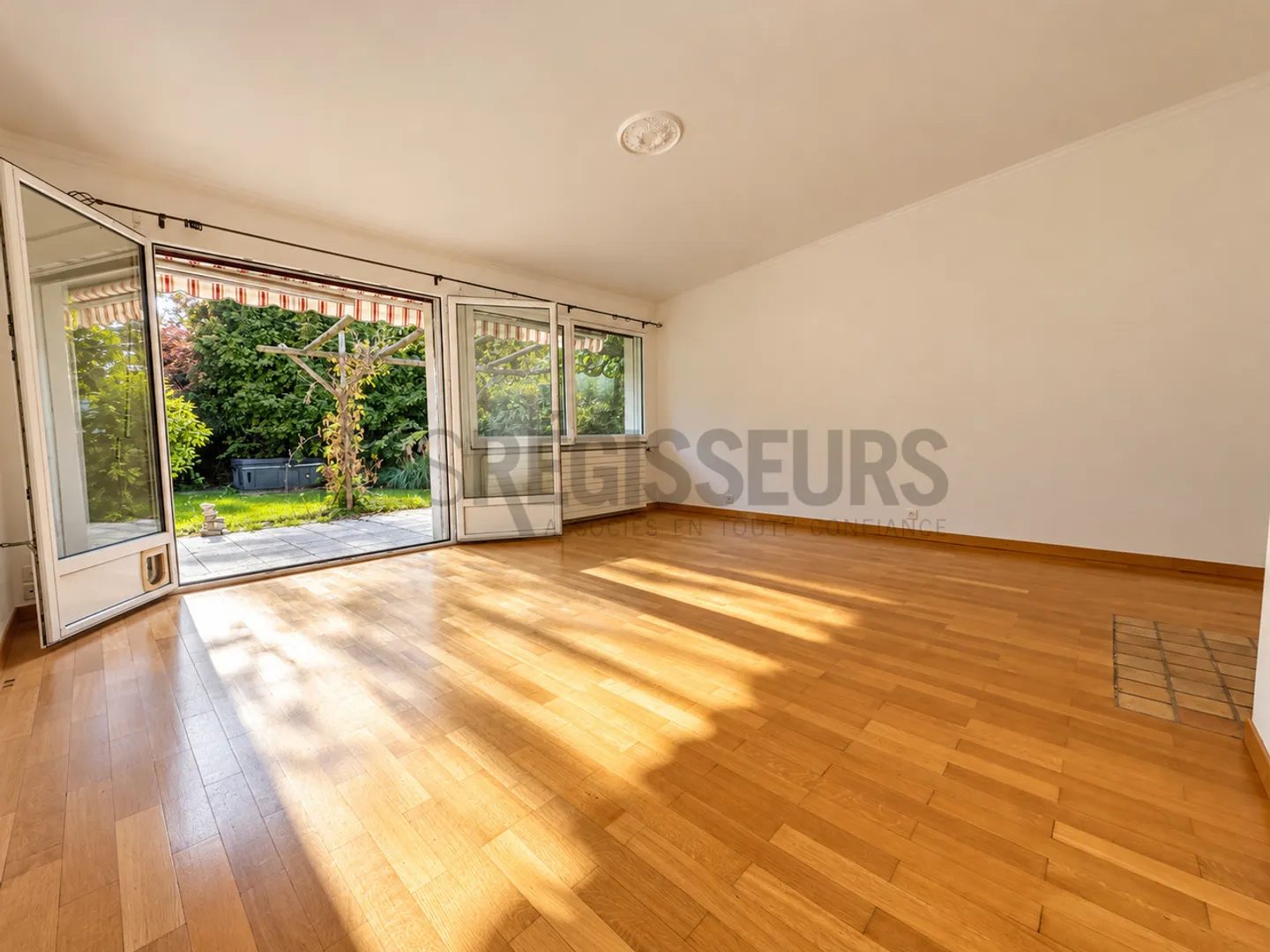 Charming Semi-Detached Villa - Photo 3 of 5