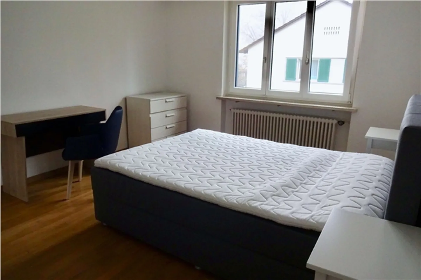 Camera condivisa arredata in un appartamento condiviso moderno - Foto 1 di 10