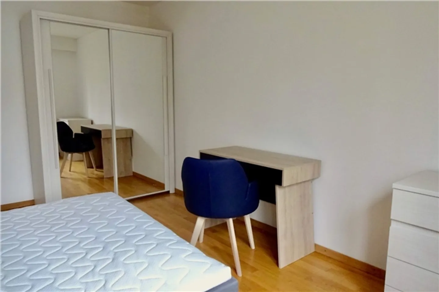 Camera condivisa arredata in un appartamento condiviso moderno - Foto 2 di 10