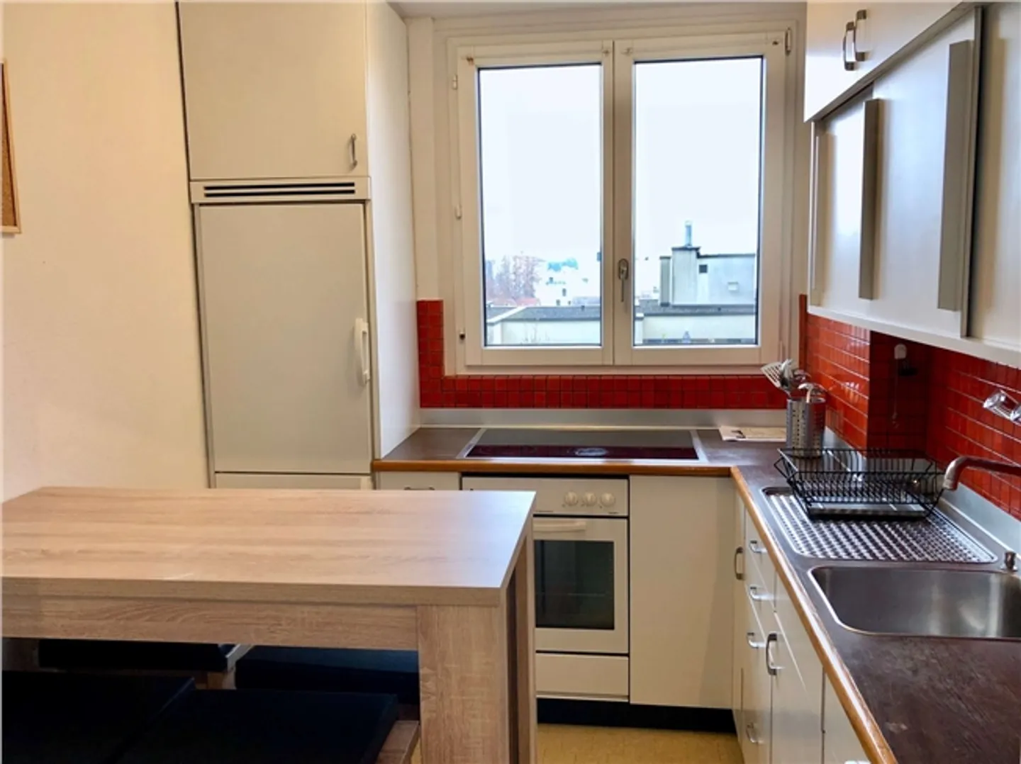 Camera condivisa arredata in un appartamento condiviso moderno - Foto 8 di 10