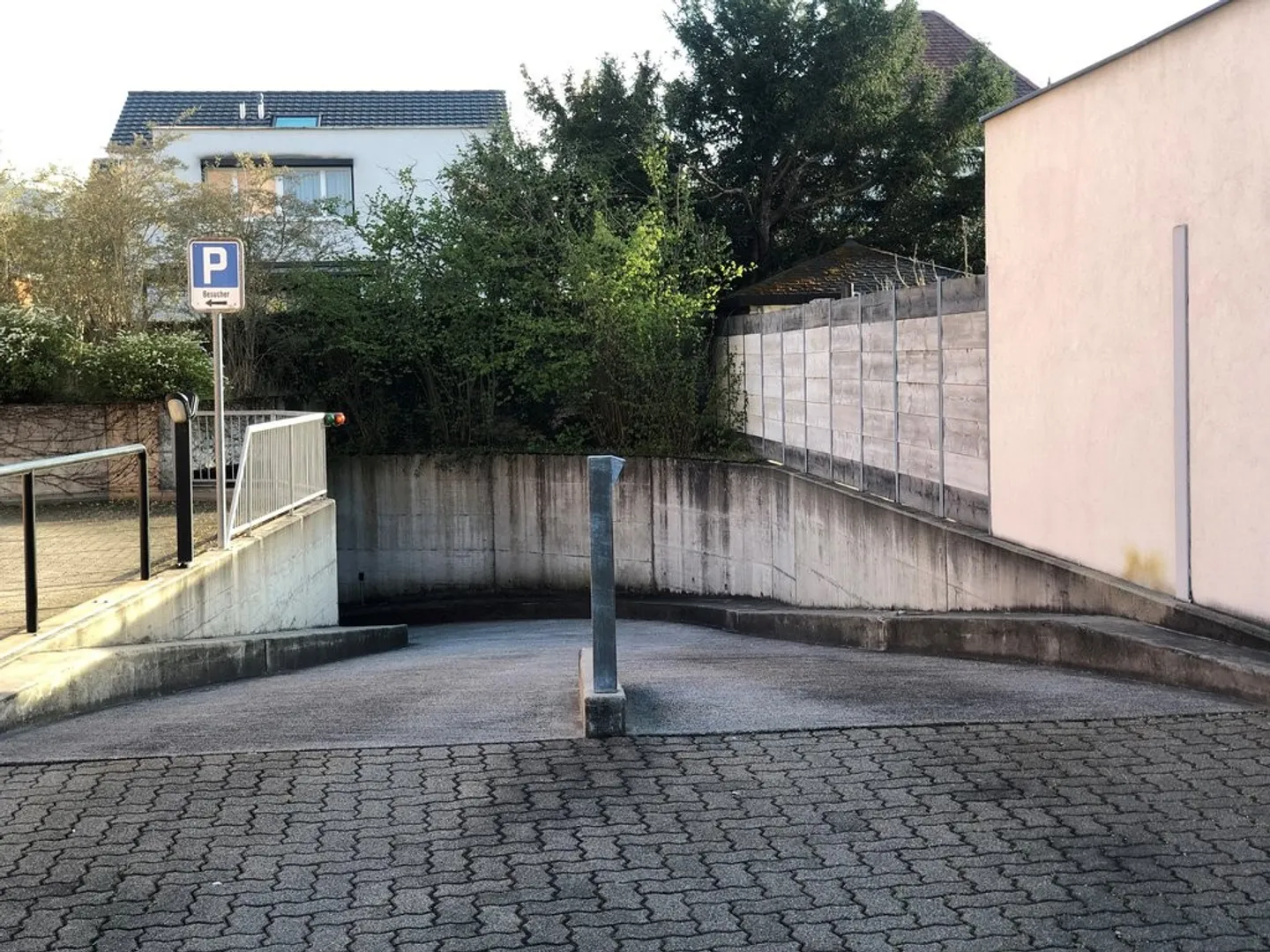 Place de parking central à Muttenz - Photo 1 sur 2