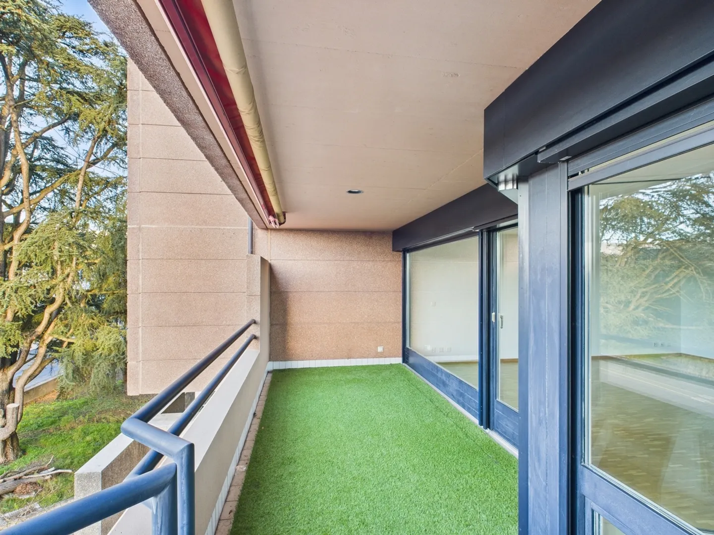 Elegant 4.5-room apartment with balcony in Nyon - Photo 8 of 9