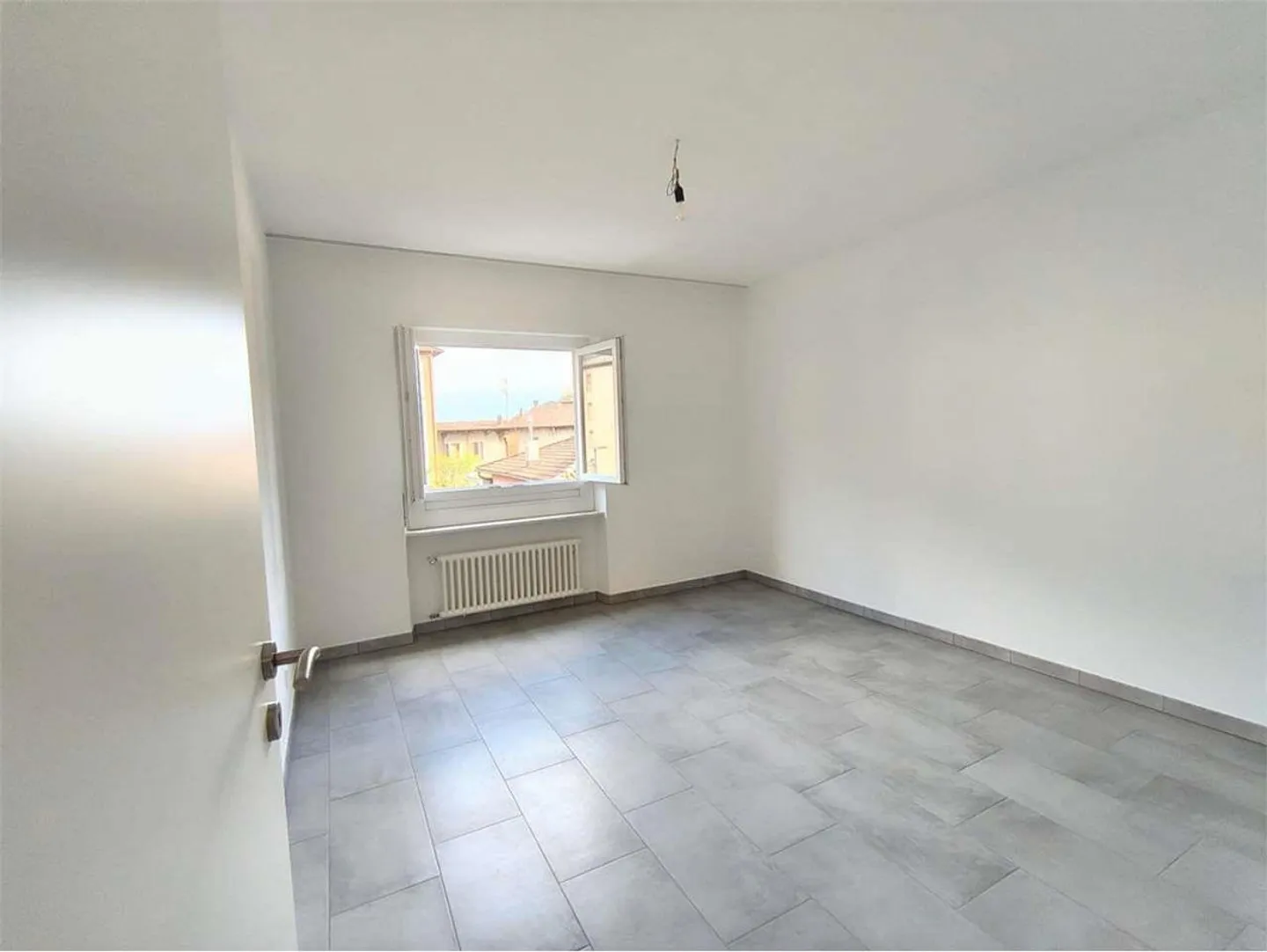 Vacallo - Spacieux 4.5 Pièces Complètement Rénové avec Terrasse - Photo 2 sur 7