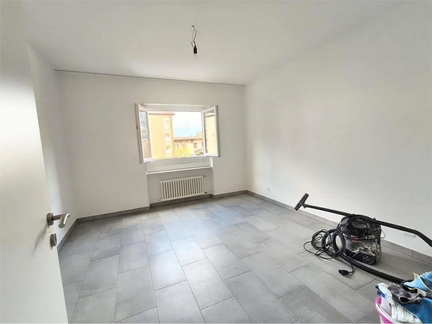 Vacallo - Spacieux 4.5 Pièces Complètement Rénové avec Terrasse - Photo 4 sur 7
