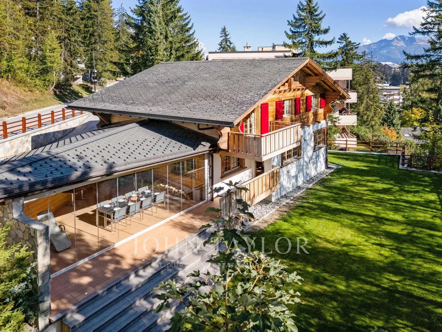 Location :  Chalet Cocooning au centre de Crans - Photo 2 of 13