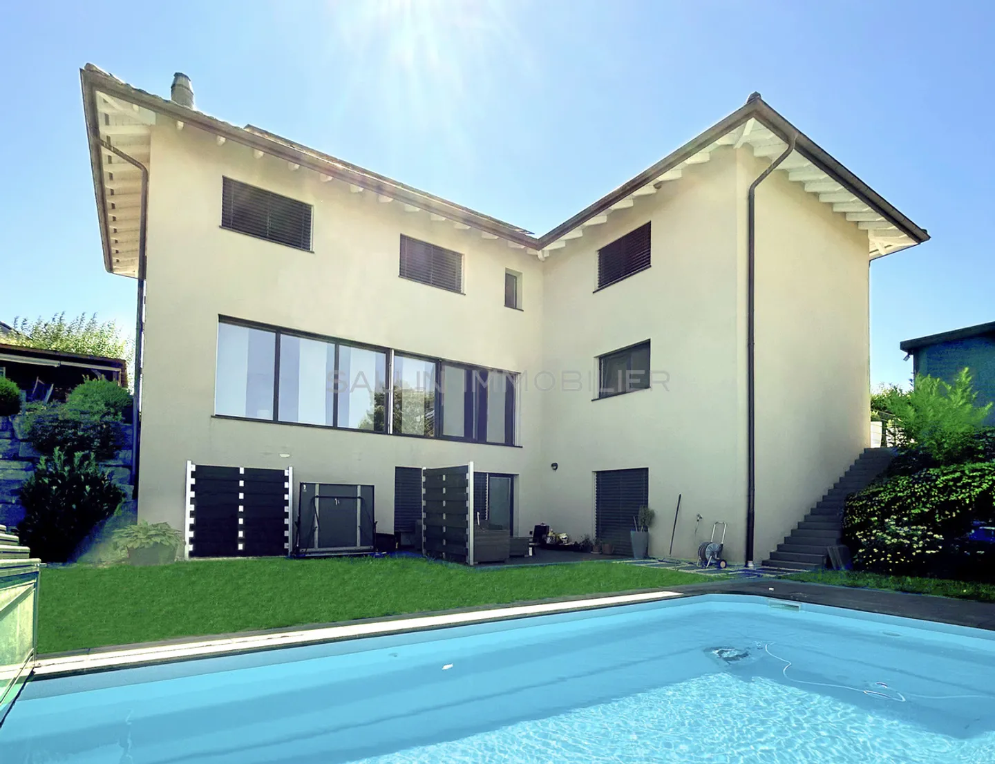 Luxusimmobilie mit Pool und 2½-Zimmer-Wohnung - Foto 2 von 11