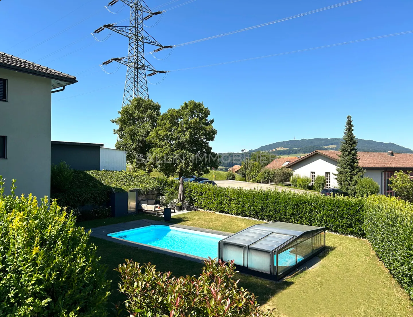 Luxusimmobilie mit Pool und 2½-Zimmer-Wohnung - Foto 1 von 11