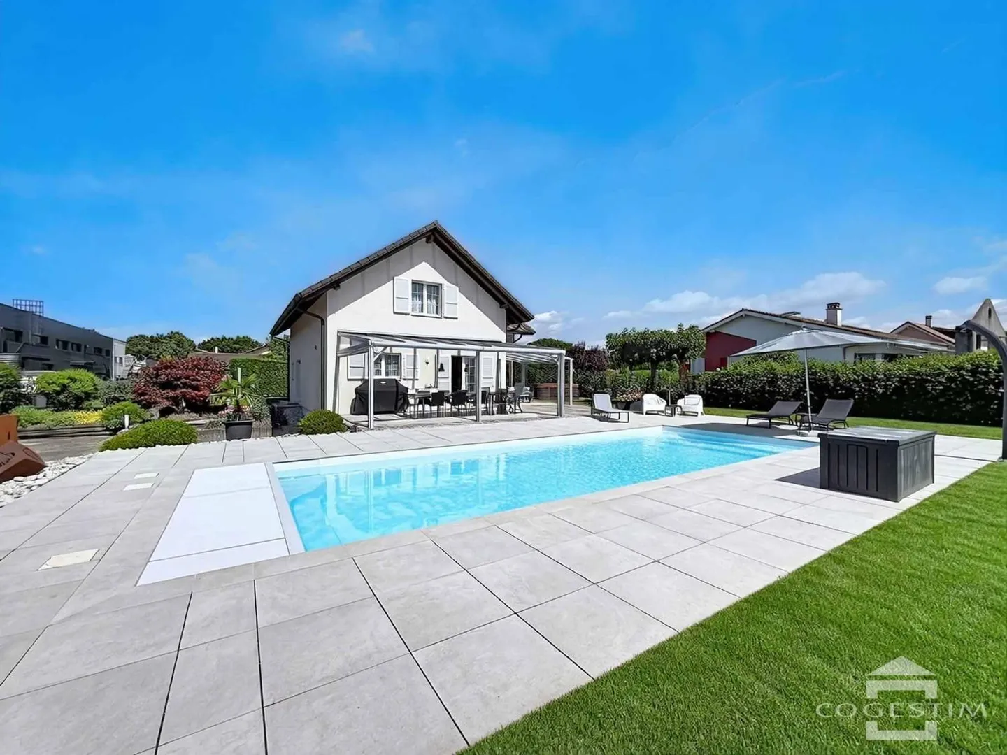 Detached villa with 5.5 rooms and swimming pool - Photo 1 of 13