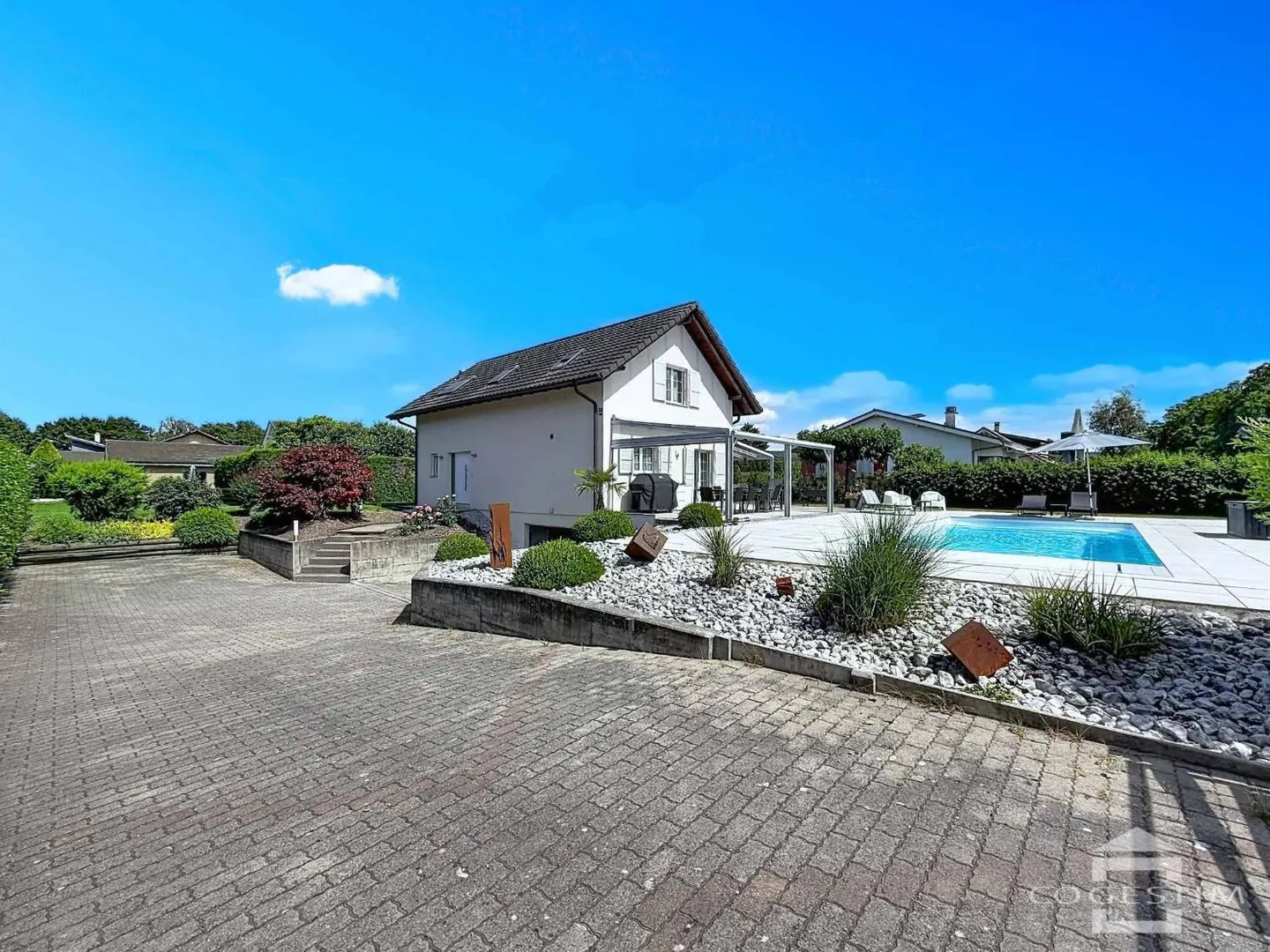 Detached villa with 5.5 rooms and swimming pool - Photo 2 of 13