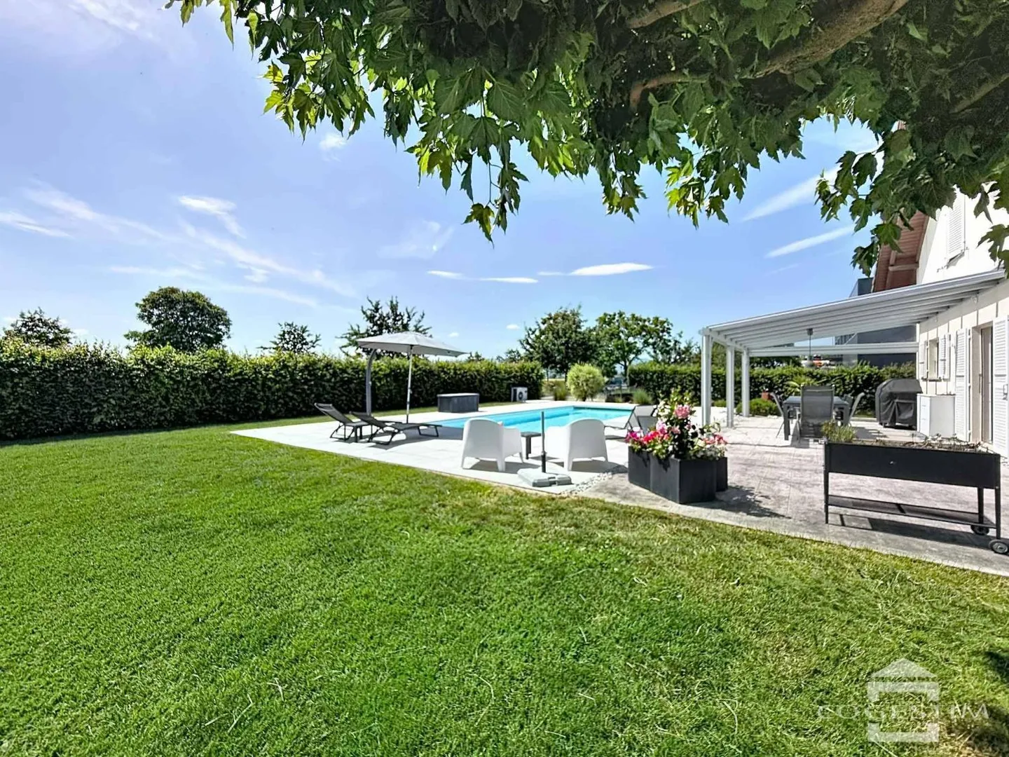 Detached villa with 5.5 rooms and swimming pool - Photo 3 of 13