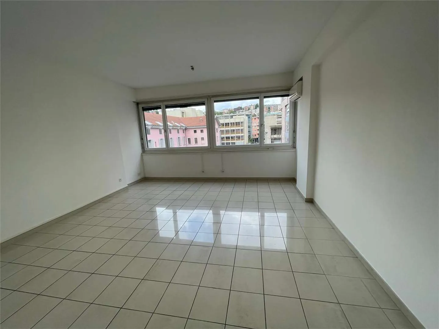 We rent commercial space in Lugano center - Photo 2 of 3