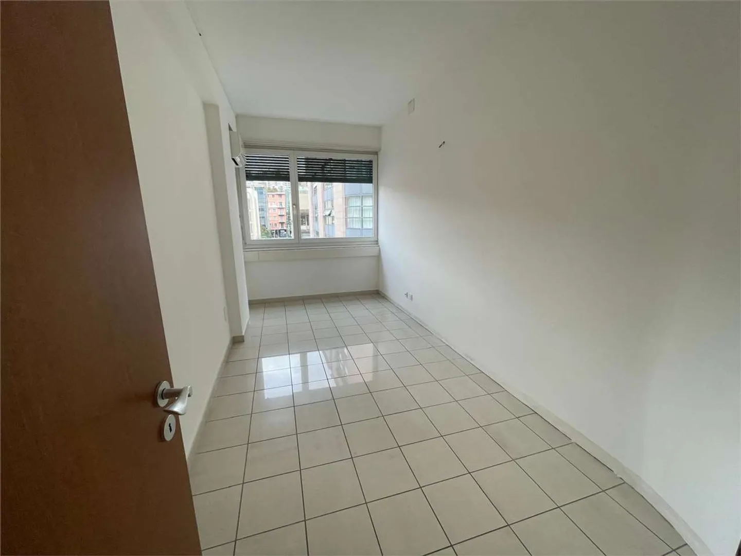 We rent commercial space in Lugano center - Photo 3 of 3