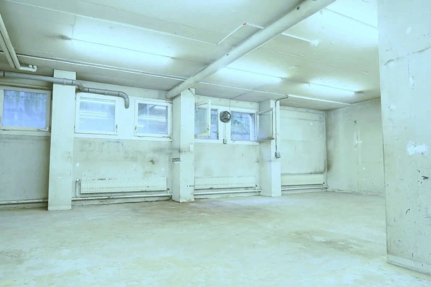 Spazioso spazio di stoccaggio - Foto 3 di 3