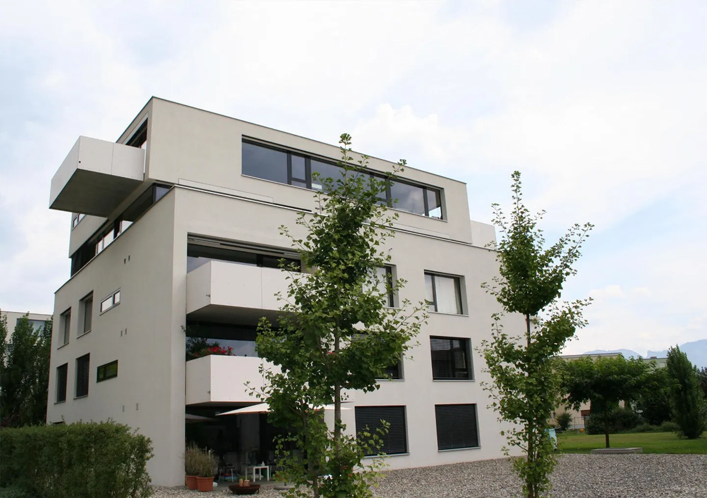 Appartement élégant avec balcon spacieux et vue sur la montagne - Photo 1 sur 8