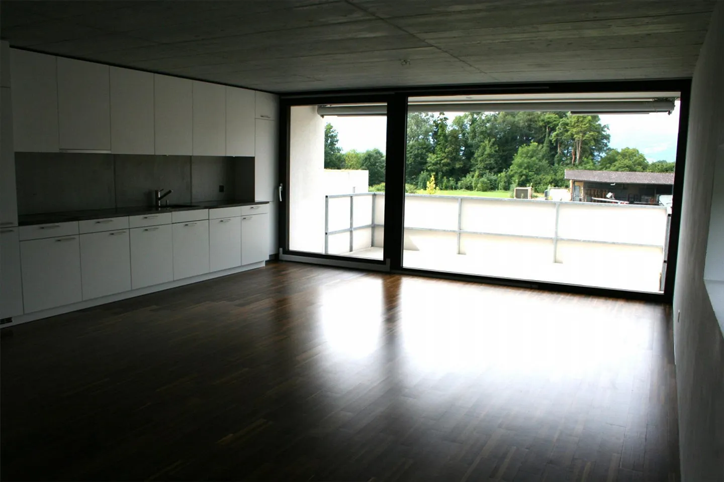 Appartement élégant avec balcon spacieux et vue sur la montagne - Photo 2 sur 8