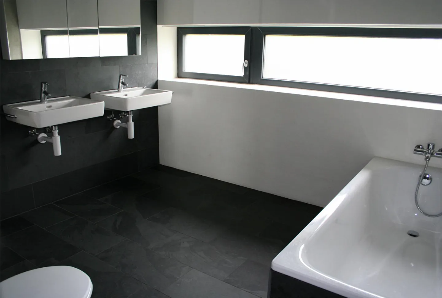 Appartement élégant avec balcon spacieux et vue sur la montagne - Photo 3 sur 8