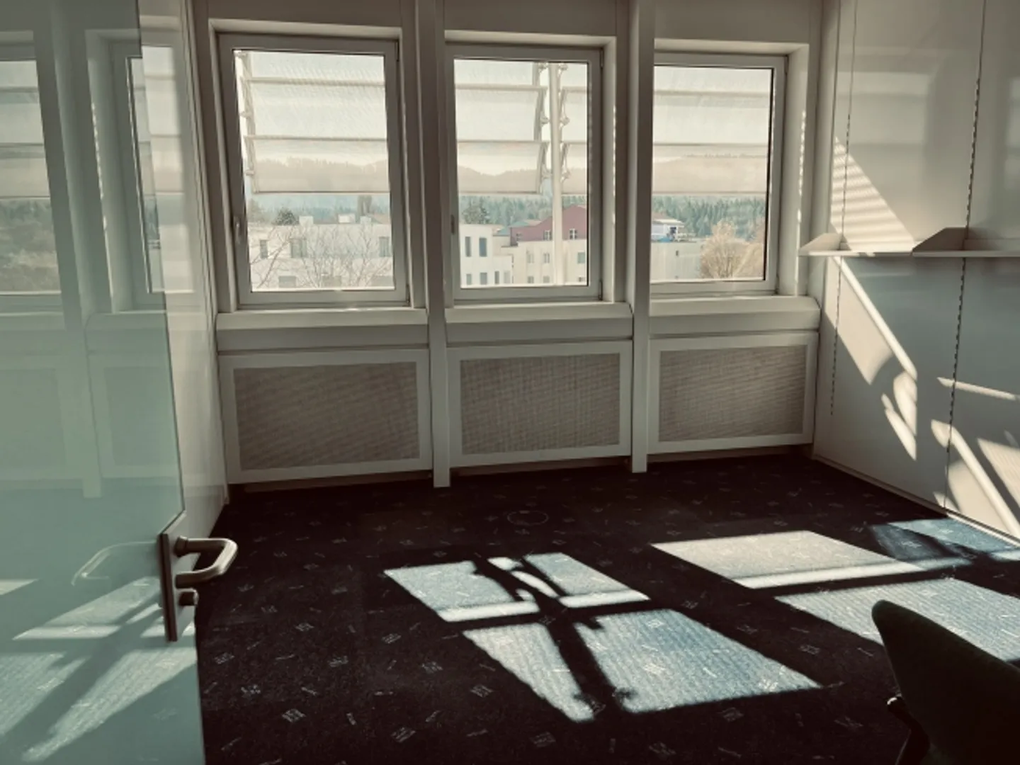 Bureau avec du style, pas de circulation vide - ici vous en voulez plus! - Photo 2 sur 4