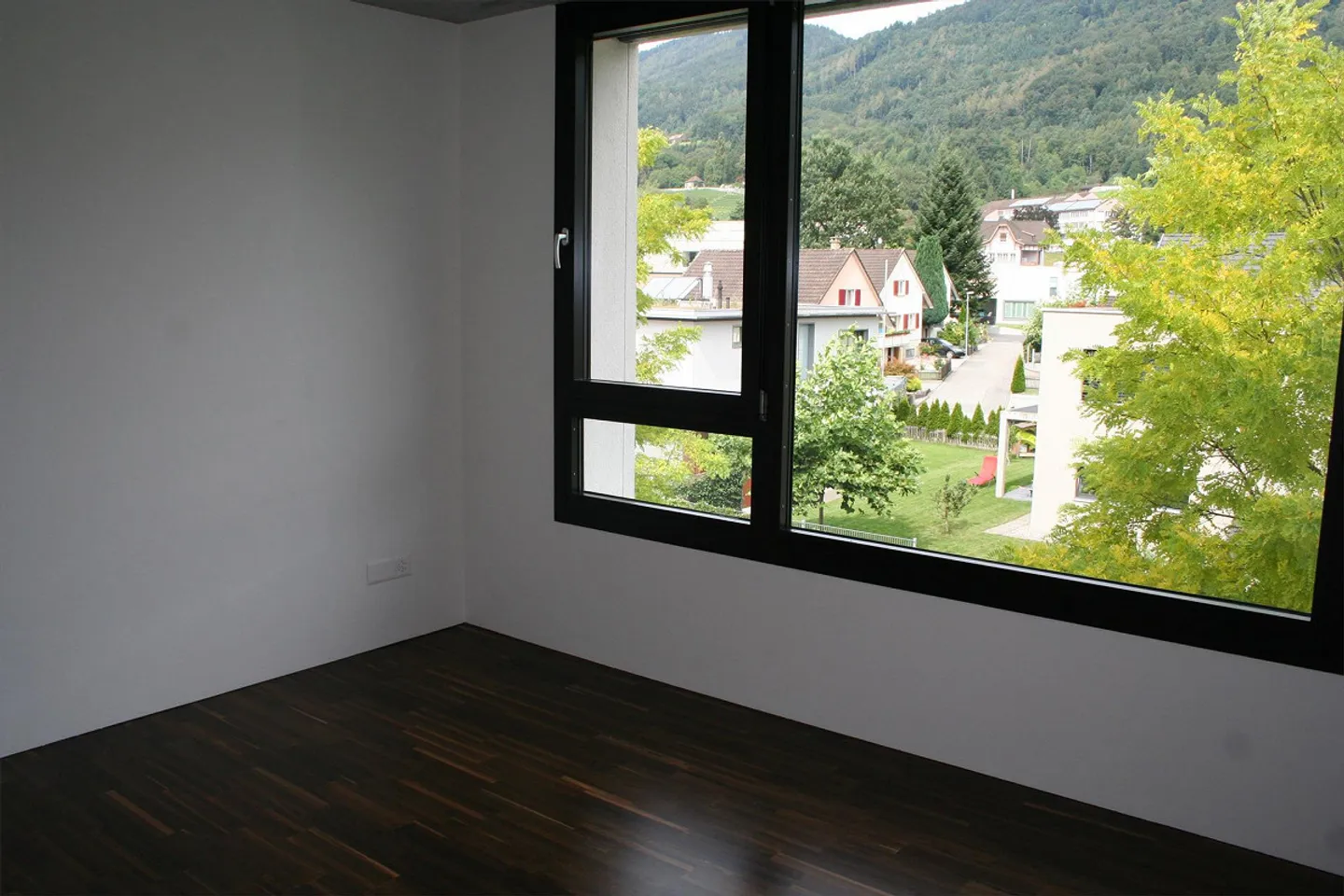Appartement élégant avec balcon spacieux et vue sur la montagne - Photo 5 sur 8