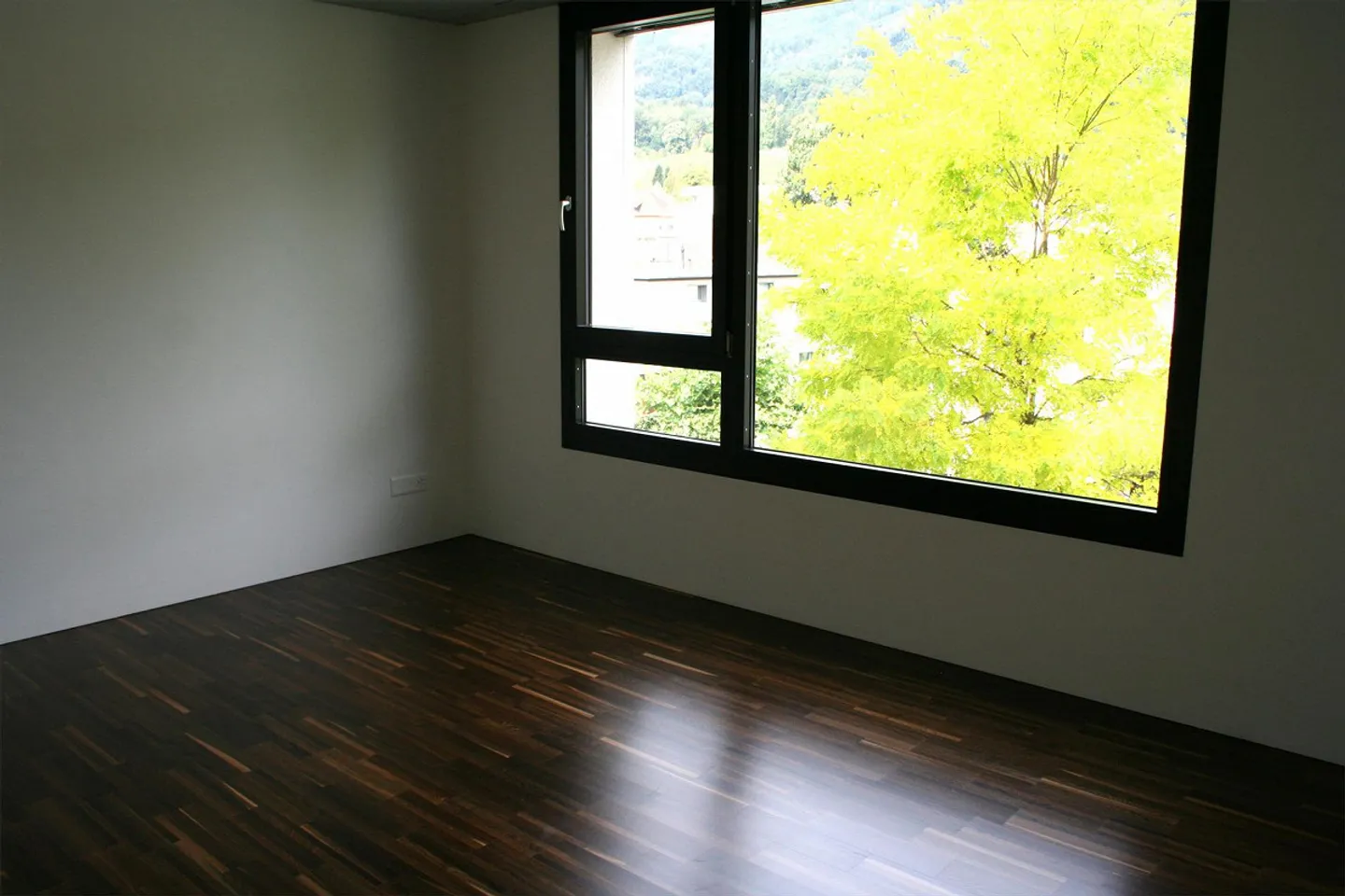 Appartement élégant avec balcon spacieux et vue sur la montagne - Photo 6 sur 8