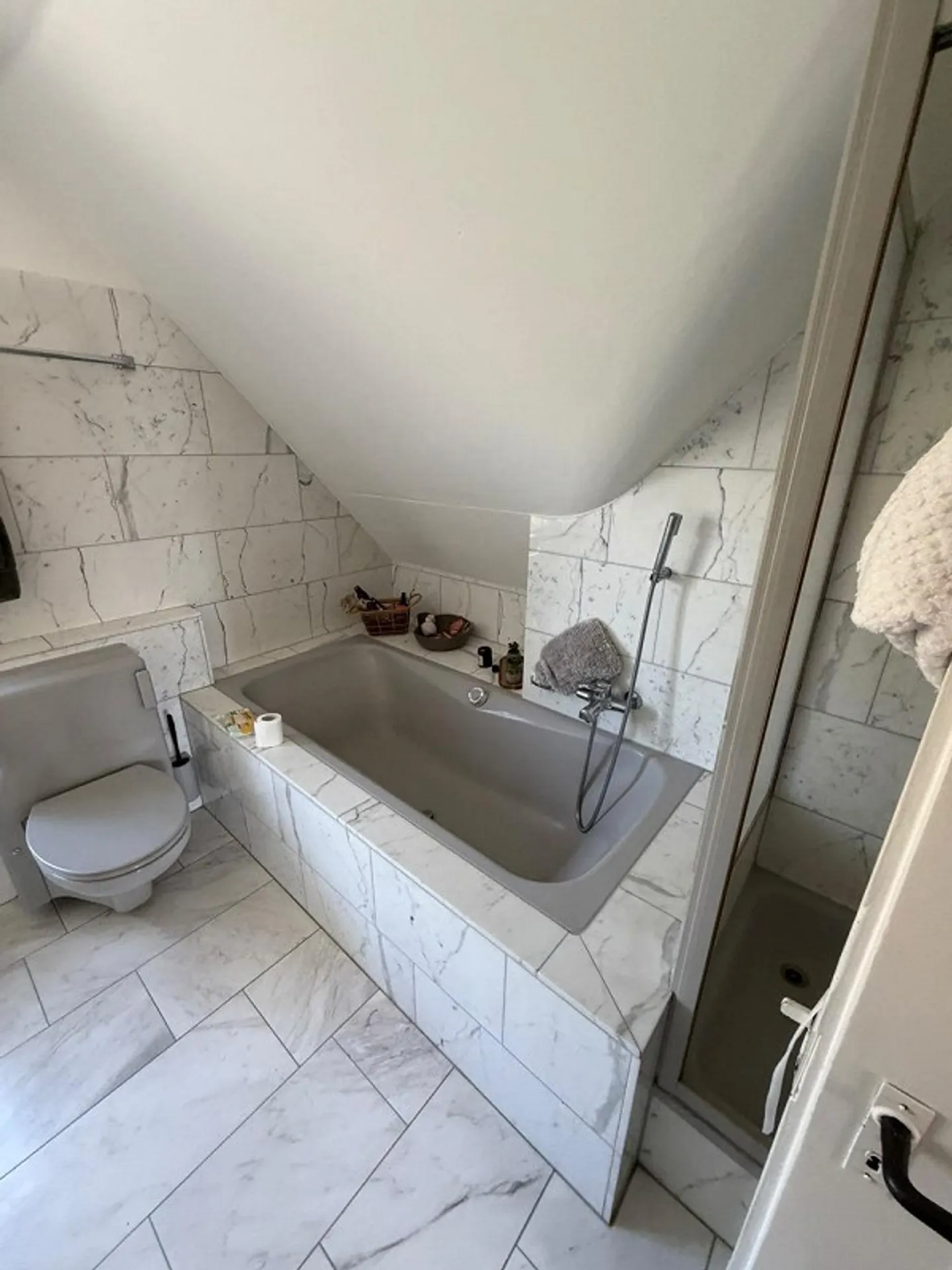 Grosse 5.5-Zimmer-Maisonettewohnung (127 m²) mit historischem Charme - Foto 22 di 29