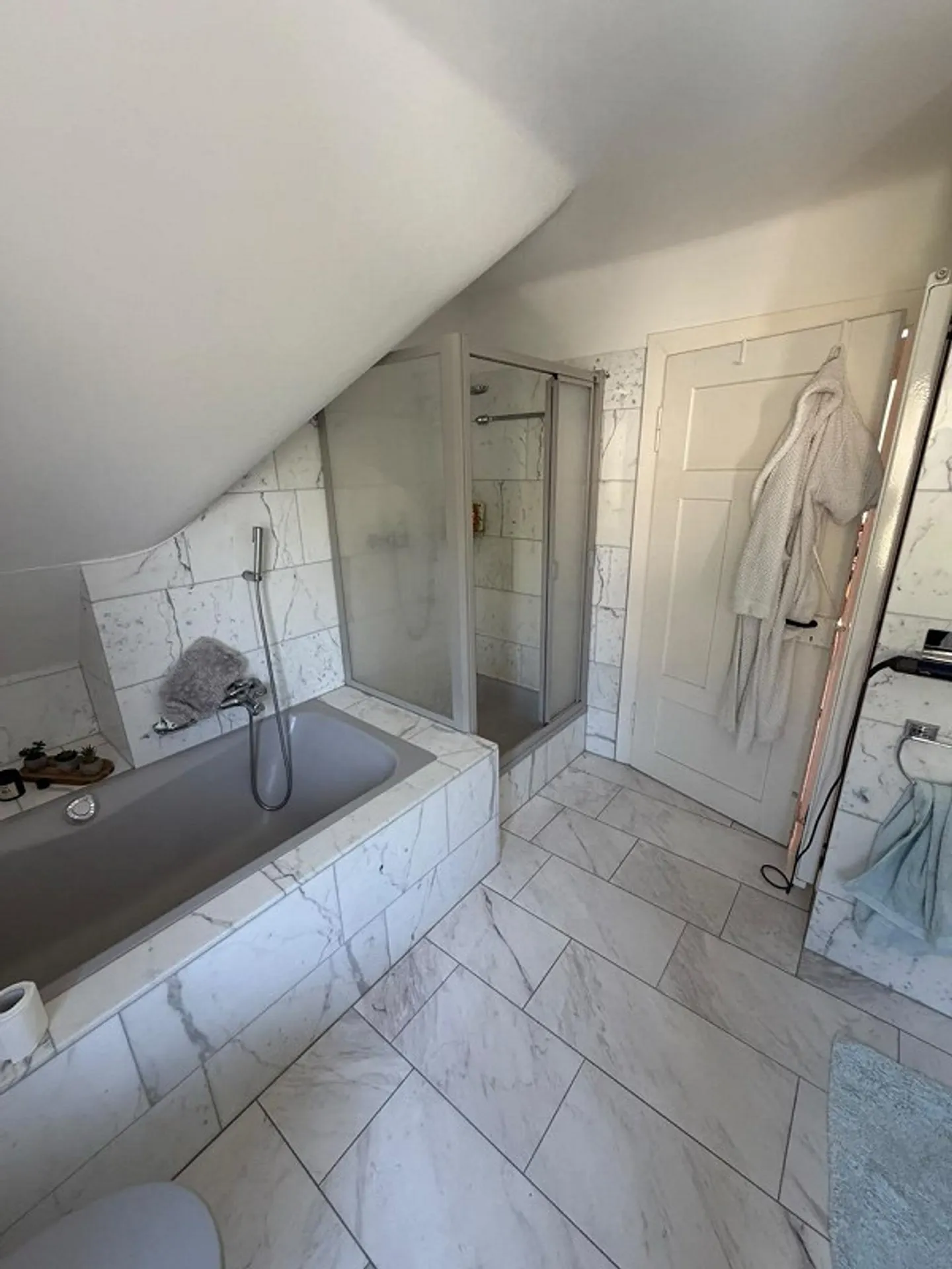 Grosse 5.5-Zimmer-Maisonettewohnung (127 m²) mit historischem Charme - Foto 23 di 29