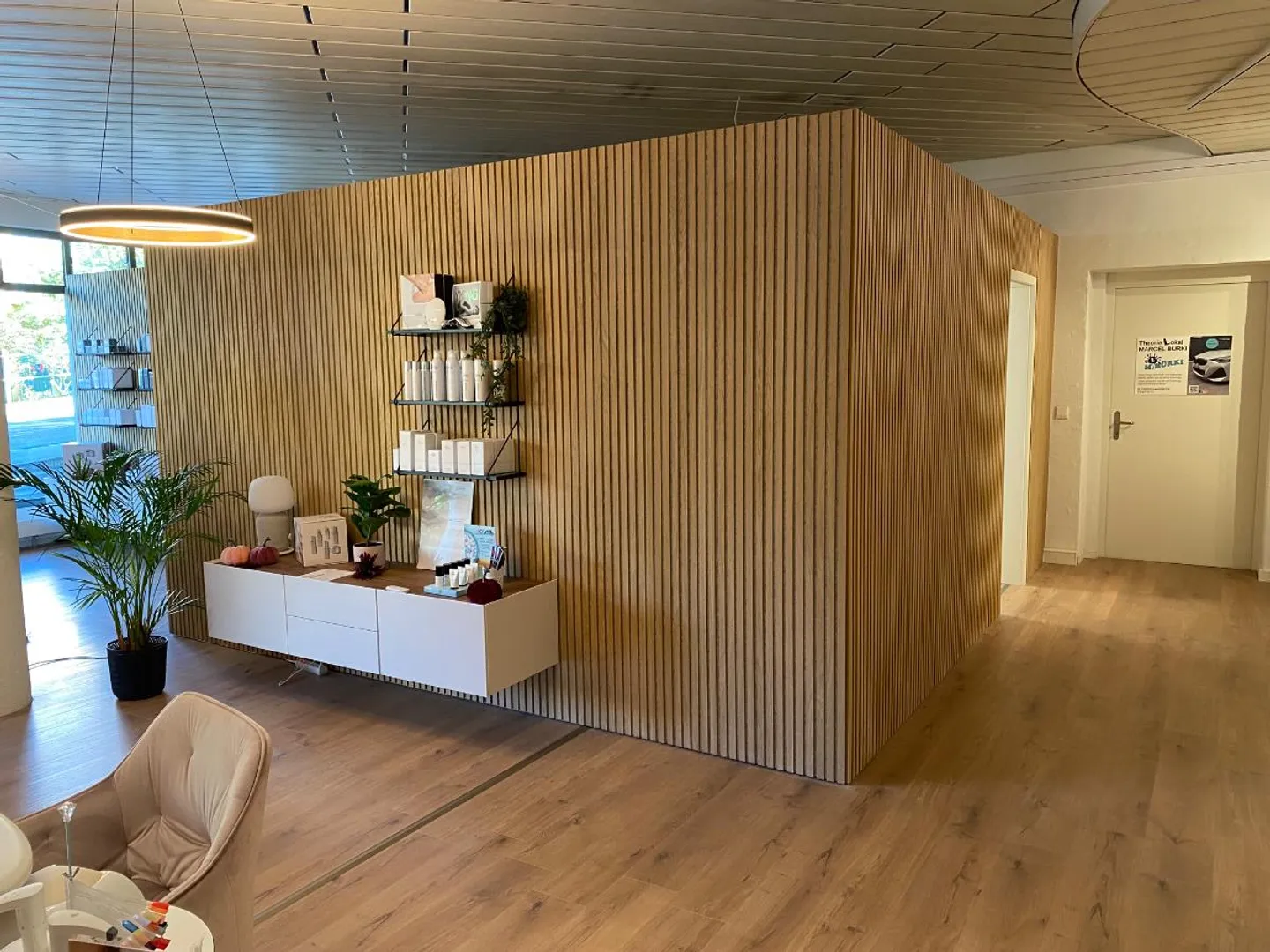 Behandlungszimmer im Kosmetikstudio - Foto 2 von 5