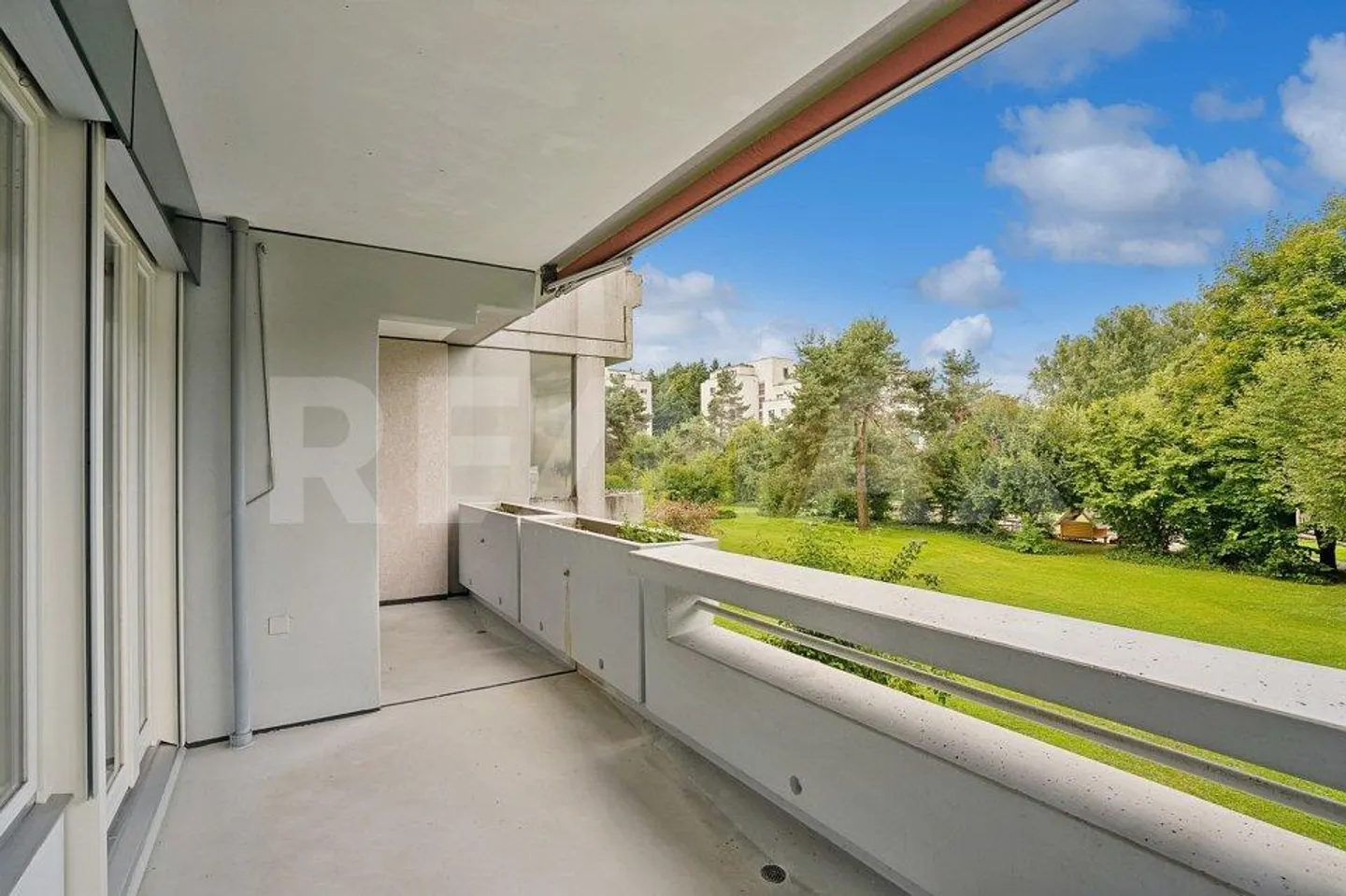 Ampio appartamento di 3 stanze con balcone e vista sul verde - Foto 7 di 13