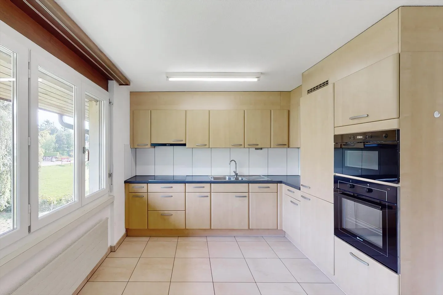 Affordable Apartment Near Train Station - Photo 5 of 8