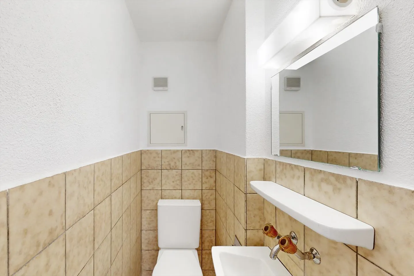 Affordable Apartment Near Train Station - Photo 6 of 8