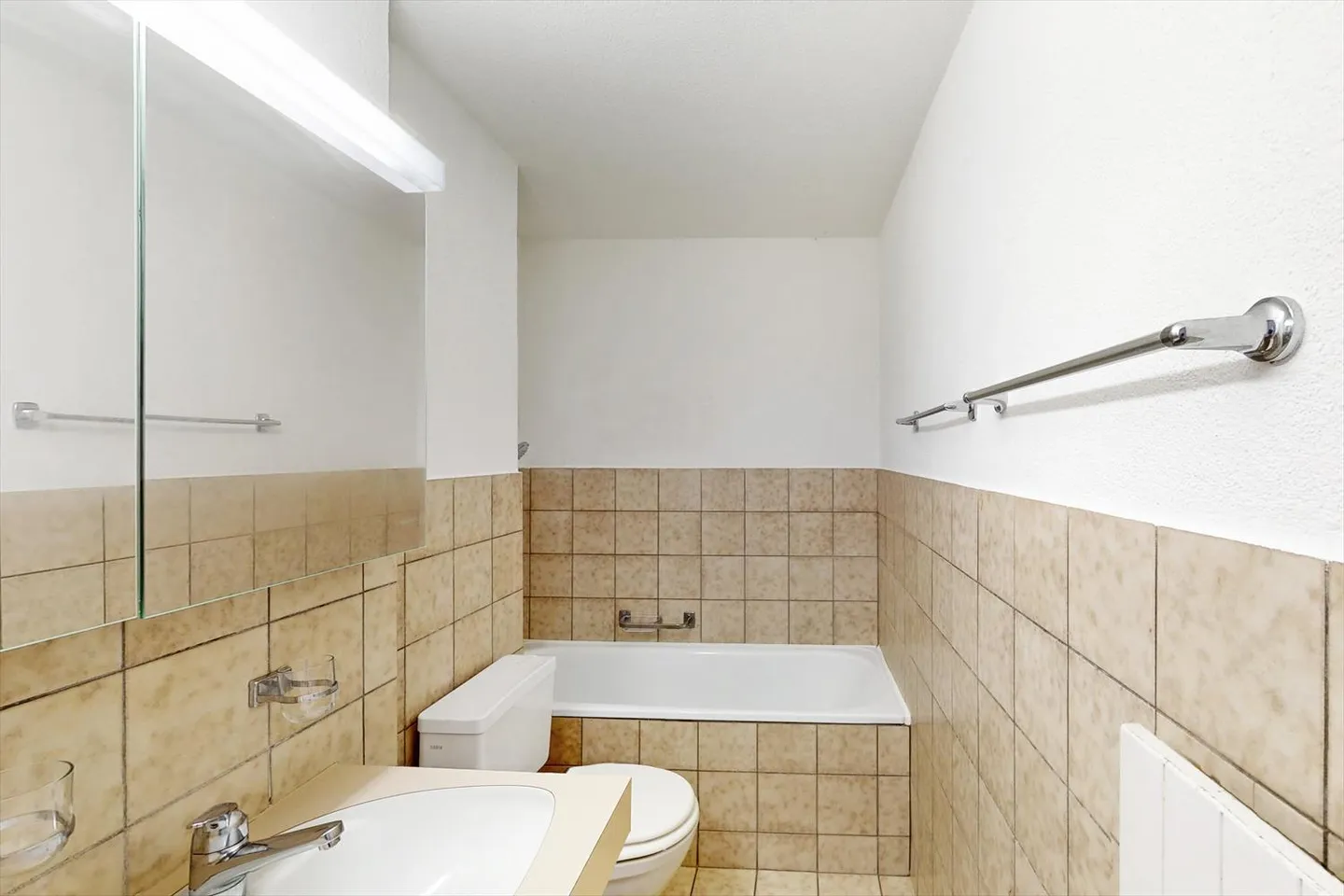 Affordable Apartment Near Train Station - Photo 7 of 8