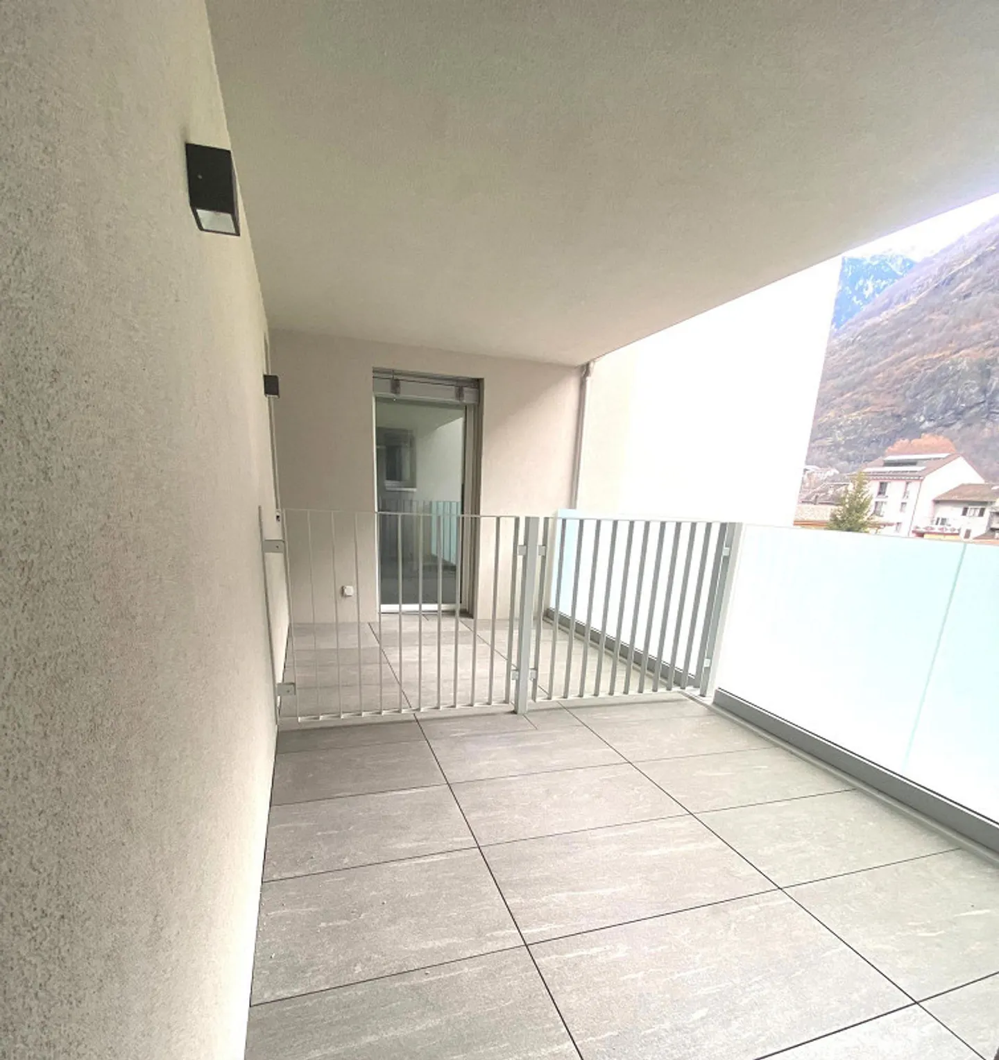 Appartamento all'ultimo piano in zona comoda e strategica - Photo 9 sur 13