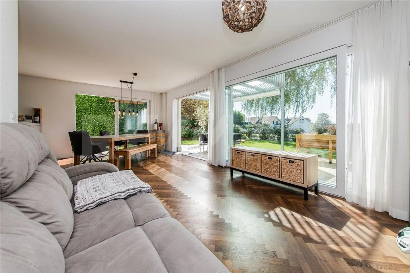 WITHIN WALKING DISTANCE TO THE S-TRAIN STATION: FREE-STANDING 5½-ROOM HOUSE - Photo 3 of 12