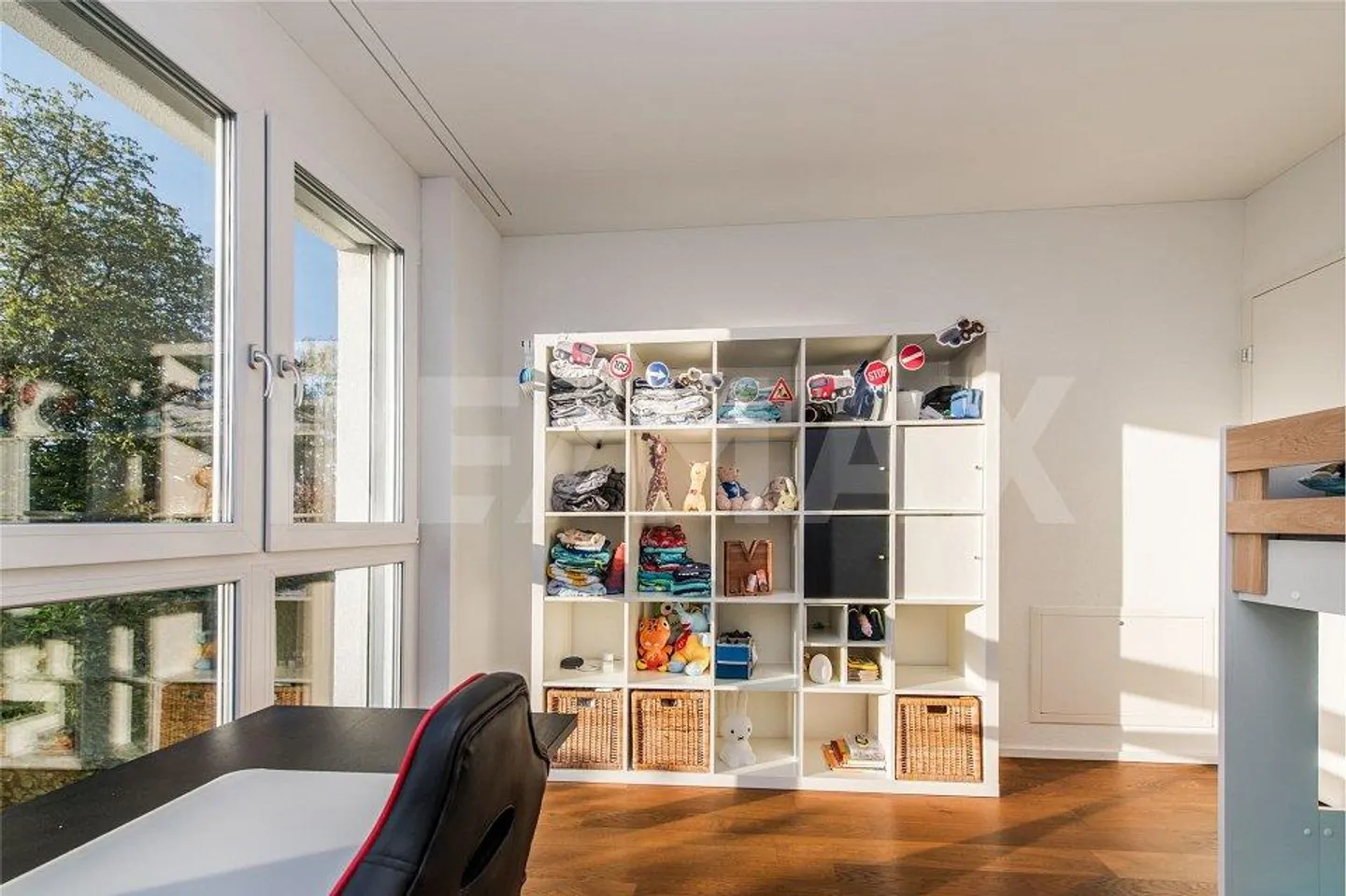 WITHIN WALKING DISTANCE TO THE S-TRAIN STATION: FREE-STANDING 5½-ROOM HOUSE - Photo 5 of 12