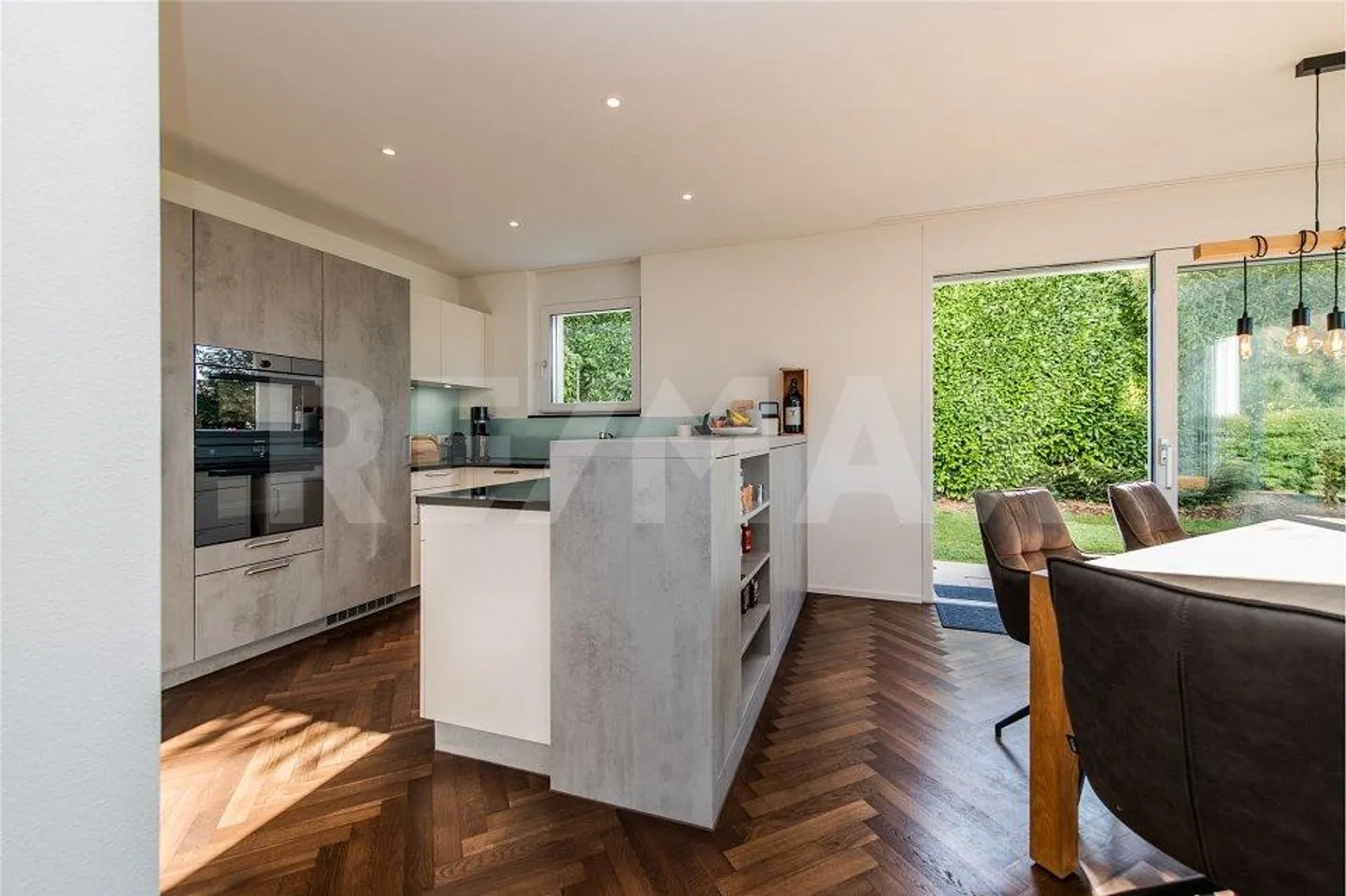 WITHIN WALKING DISTANCE TO THE S-TRAIN STATION: FREE-STANDING 5½-ROOM HOUSE - Photo 4 of 12