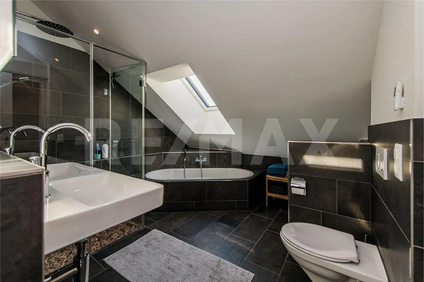 WITHIN WALKING DISTANCE TO THE S-TRAIN STATION: FREE-STANDING 5½-ROOM HOUSE - Photo 8 of 12