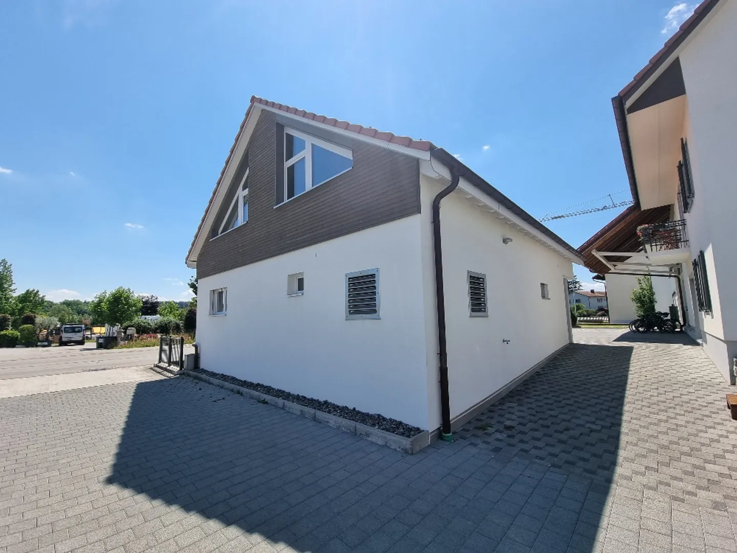 Modernes Einfamilienhaus mit Garten - Foto 1 von 12