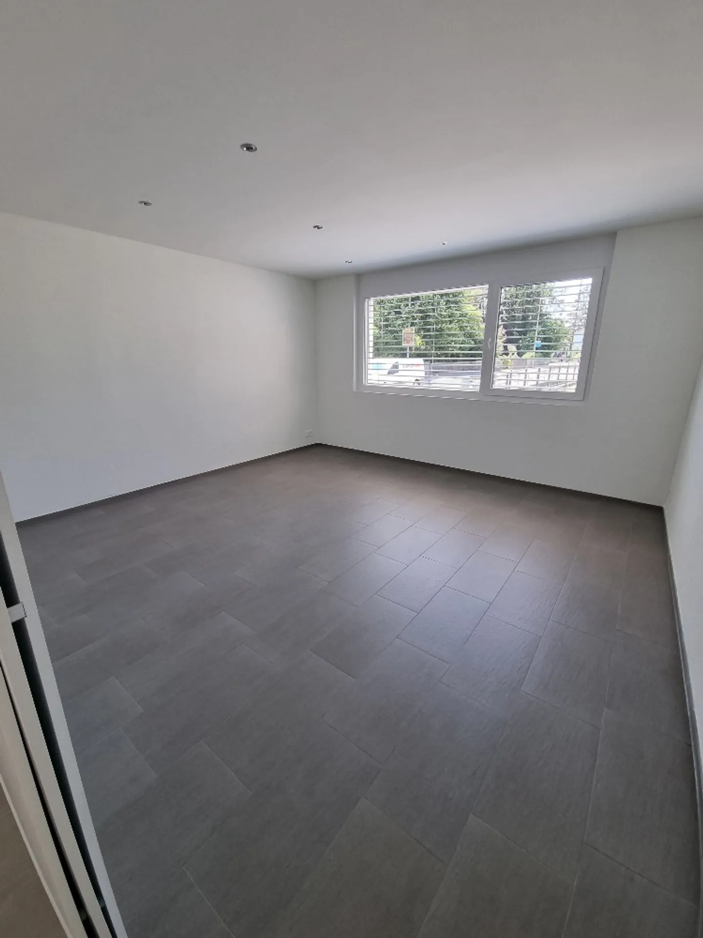 Modernes Einfamilienhaus mit Garten - Foto 7 von 12