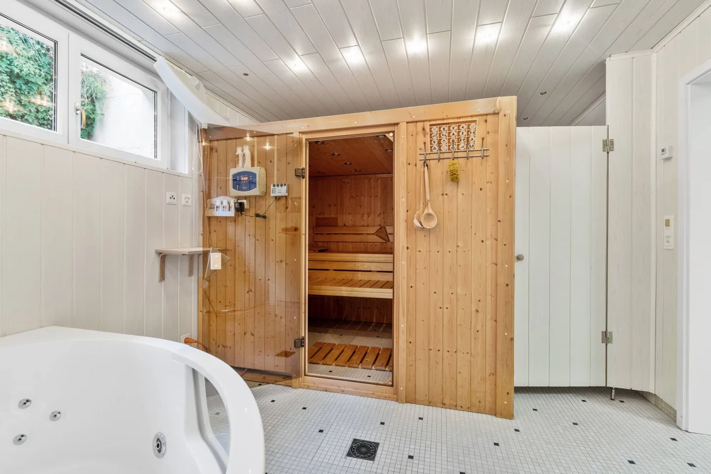Casa unifamiliare con piscina, sauna, sala hobby e grande garage! - Foto 9 di 14