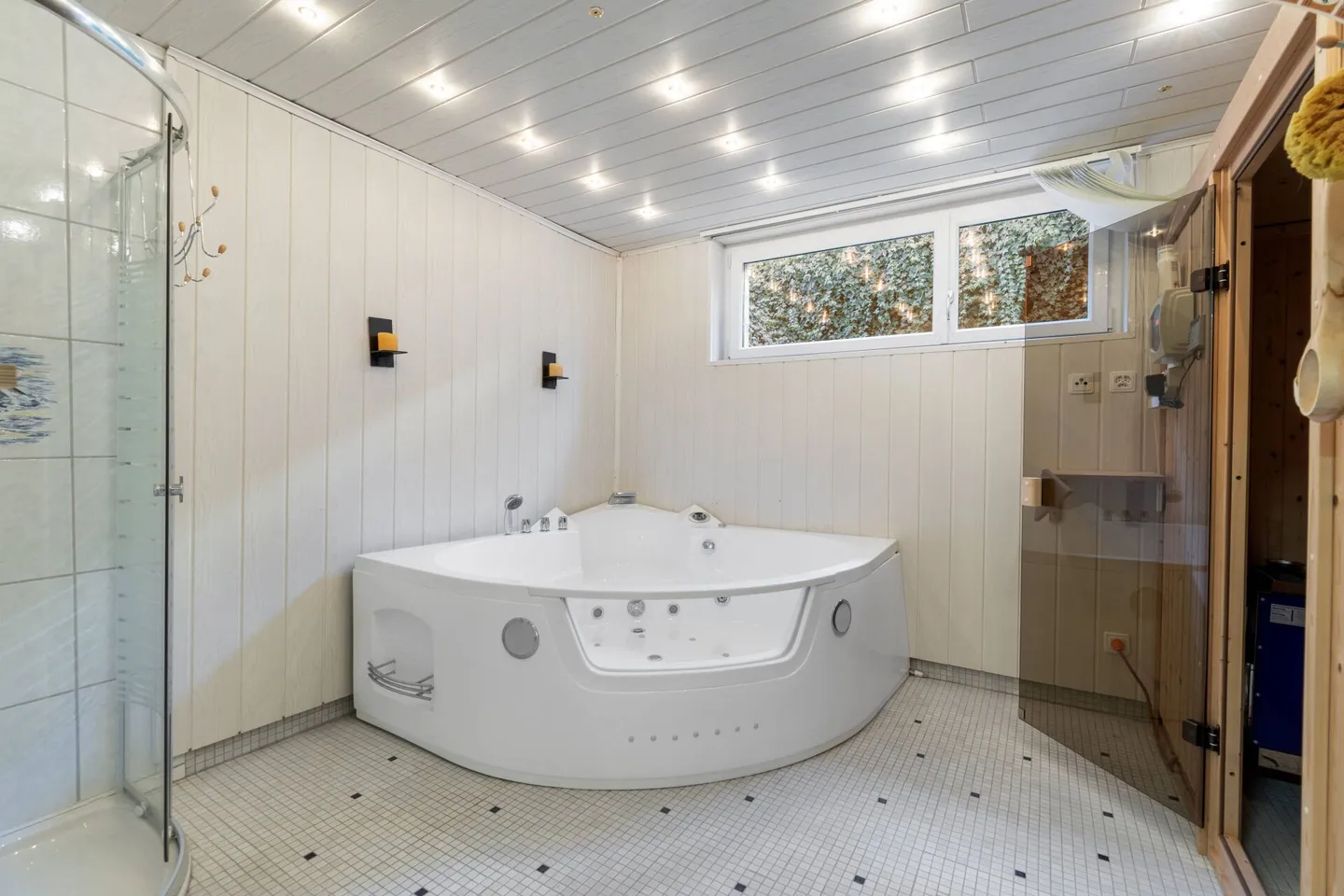 Casa unifamiliare con piscina, sauna, sala hobby e grande garage! - Foto 8 di 14