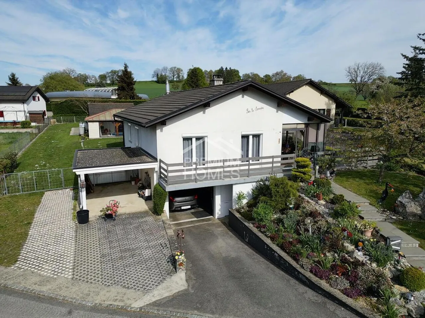 Maison moderne avec extérieurs d'exception - Photo 1 sur 11