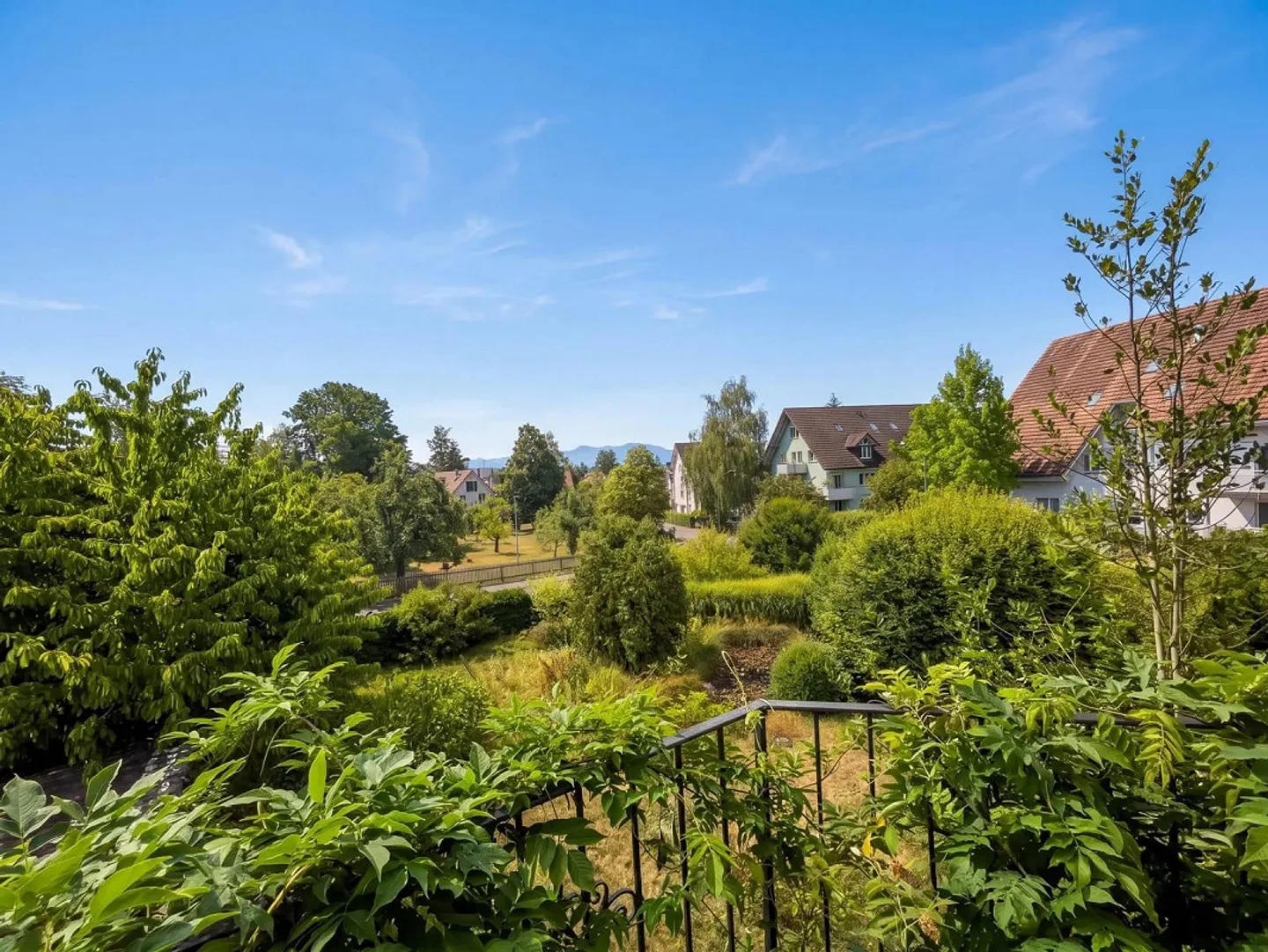 Building land for 6 condominiums in a green neighborhood in Hombrechtikon - Photo 1 of 8