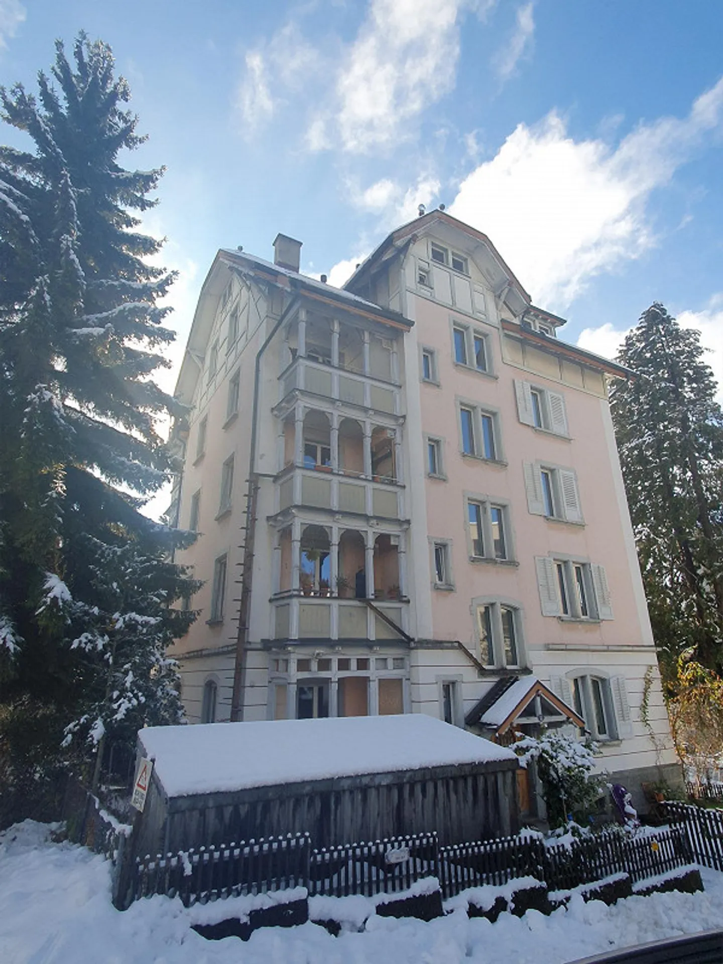 Maison Art Nouveau attrayante avec 5 appartements - Photo 2 sur 13