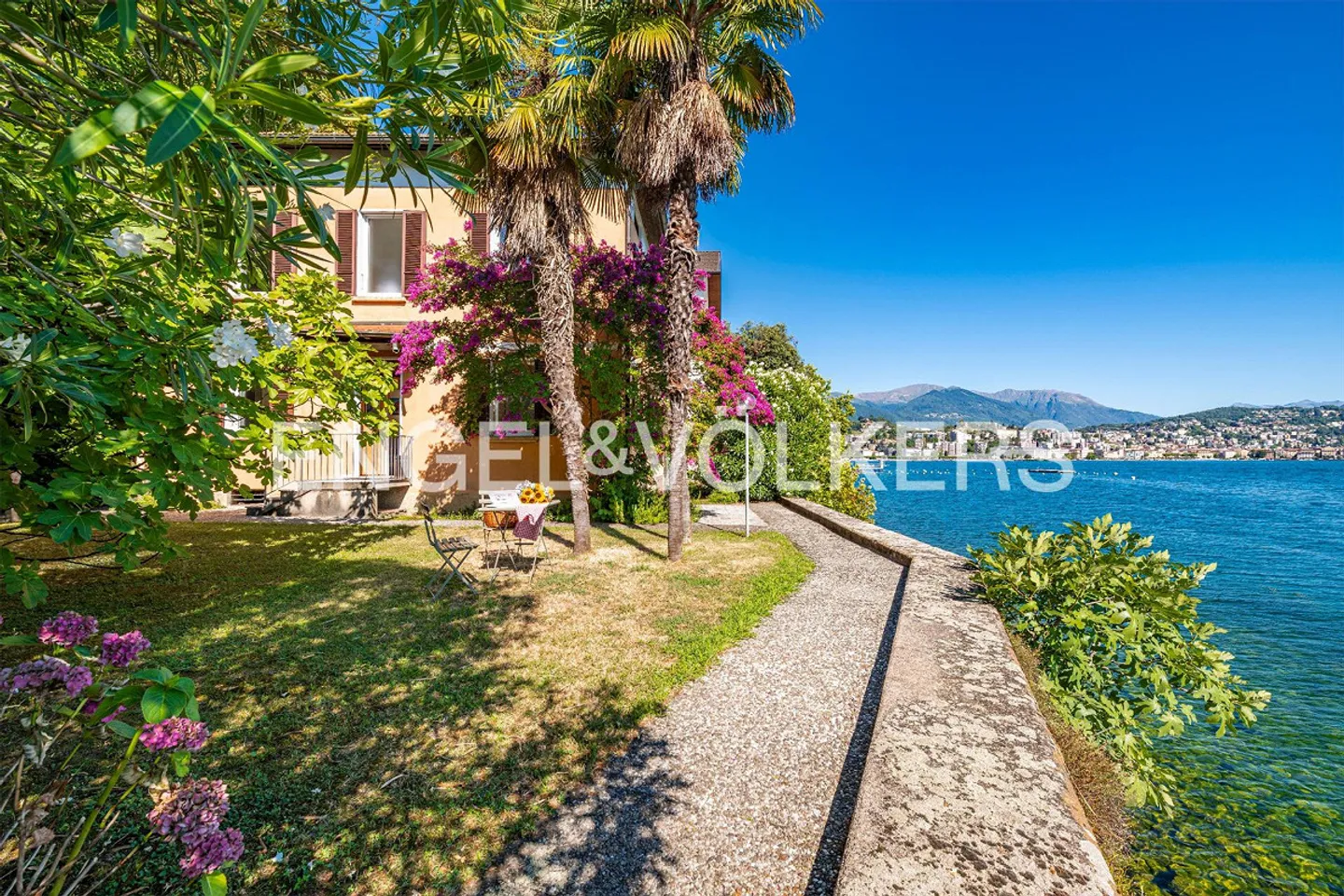 Villa directement sur le lac avec hangar à bateaux - Photo 1 sur 12
