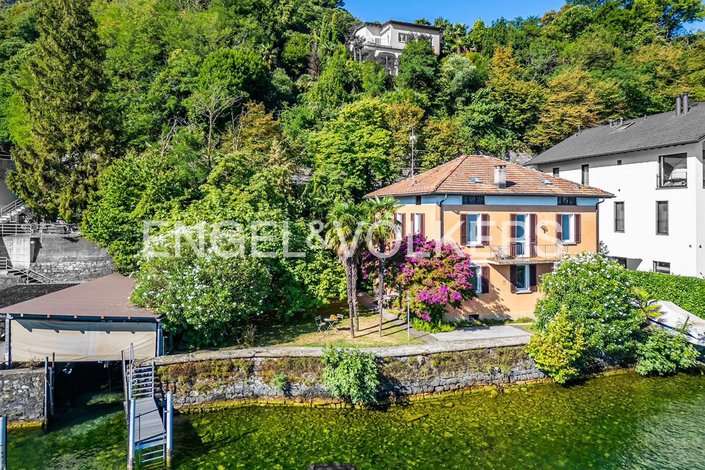 Villa directement sur le lac avec hangar à bateaux - Photo 4 sur 12