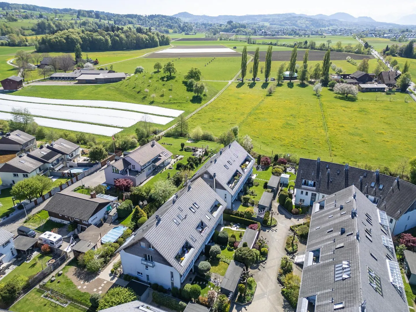 Appartamento duplex d'angolo con bel giardino - Foto 2 di 9