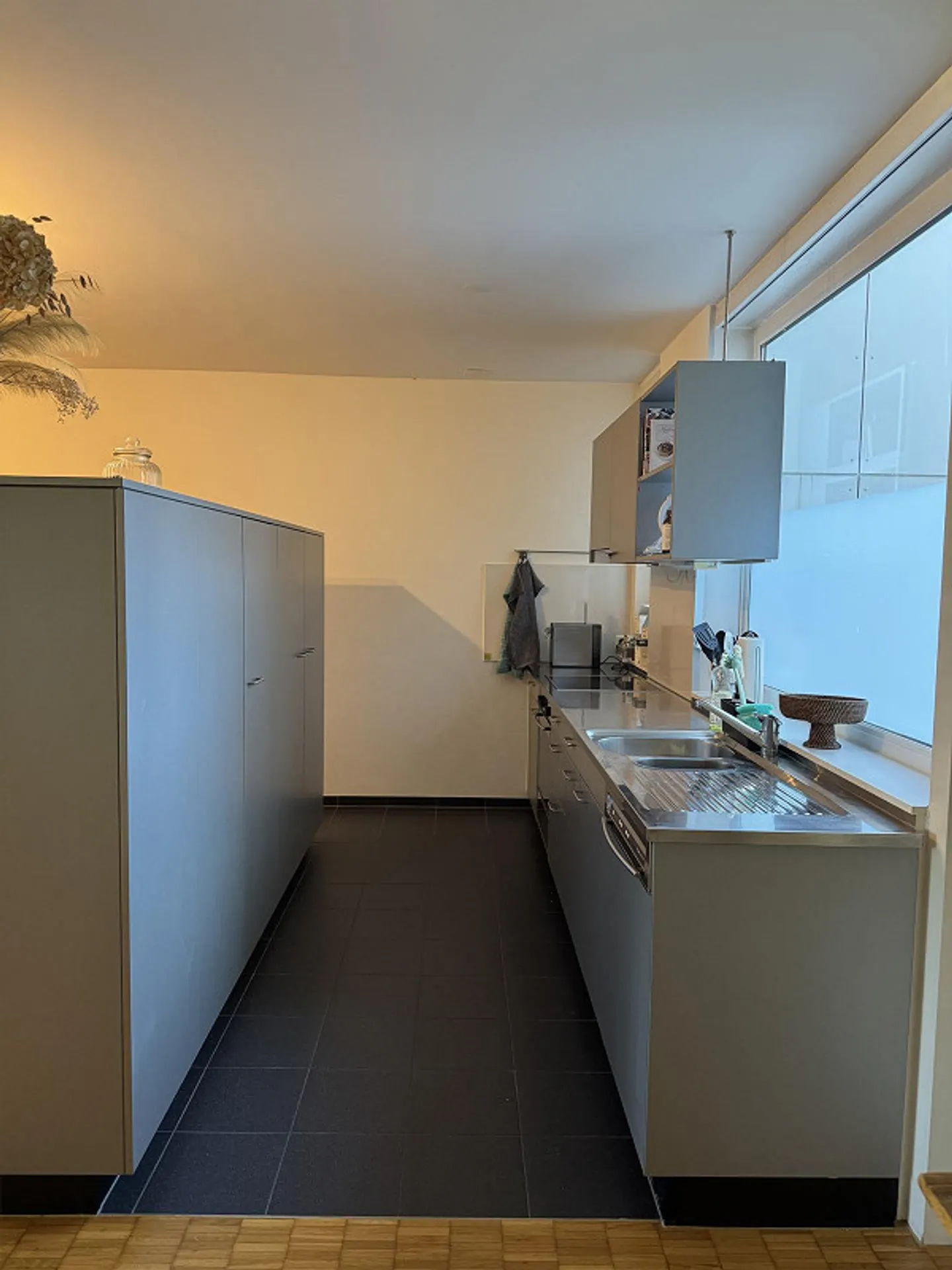 Appartamento luminoso e moderno di 2,5 stanze arredato a Zurigo-Seebach - Foto 3 di 8