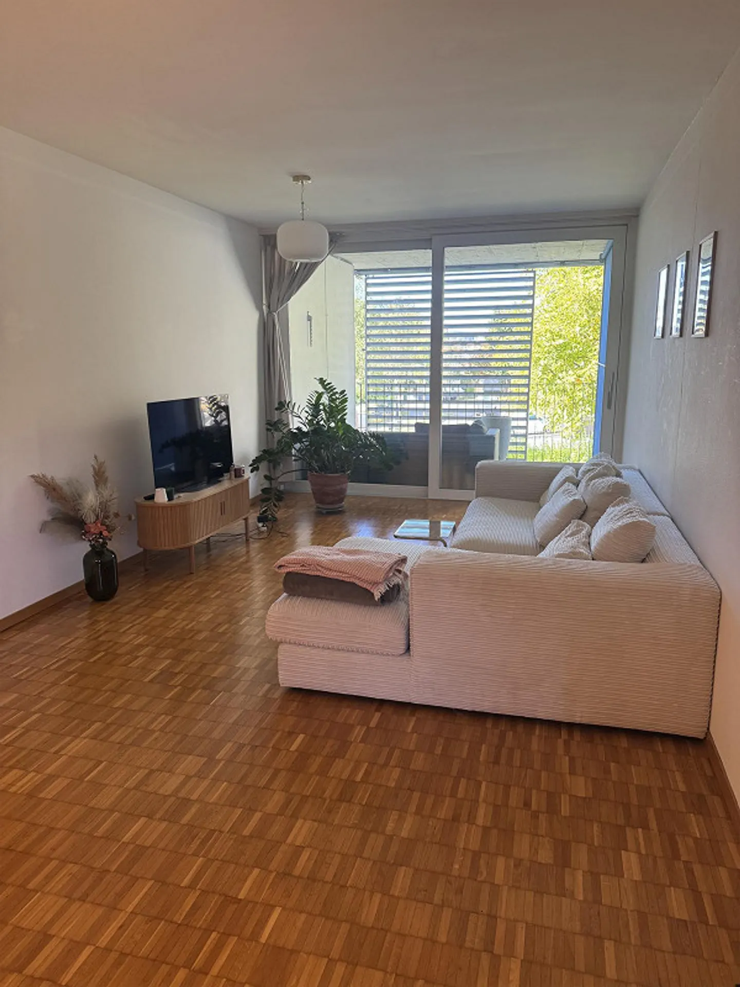 Appartamento luminoso e moderno di 2,5 stanze arredato a Zurigo-Seebach - Foto 1 di 8