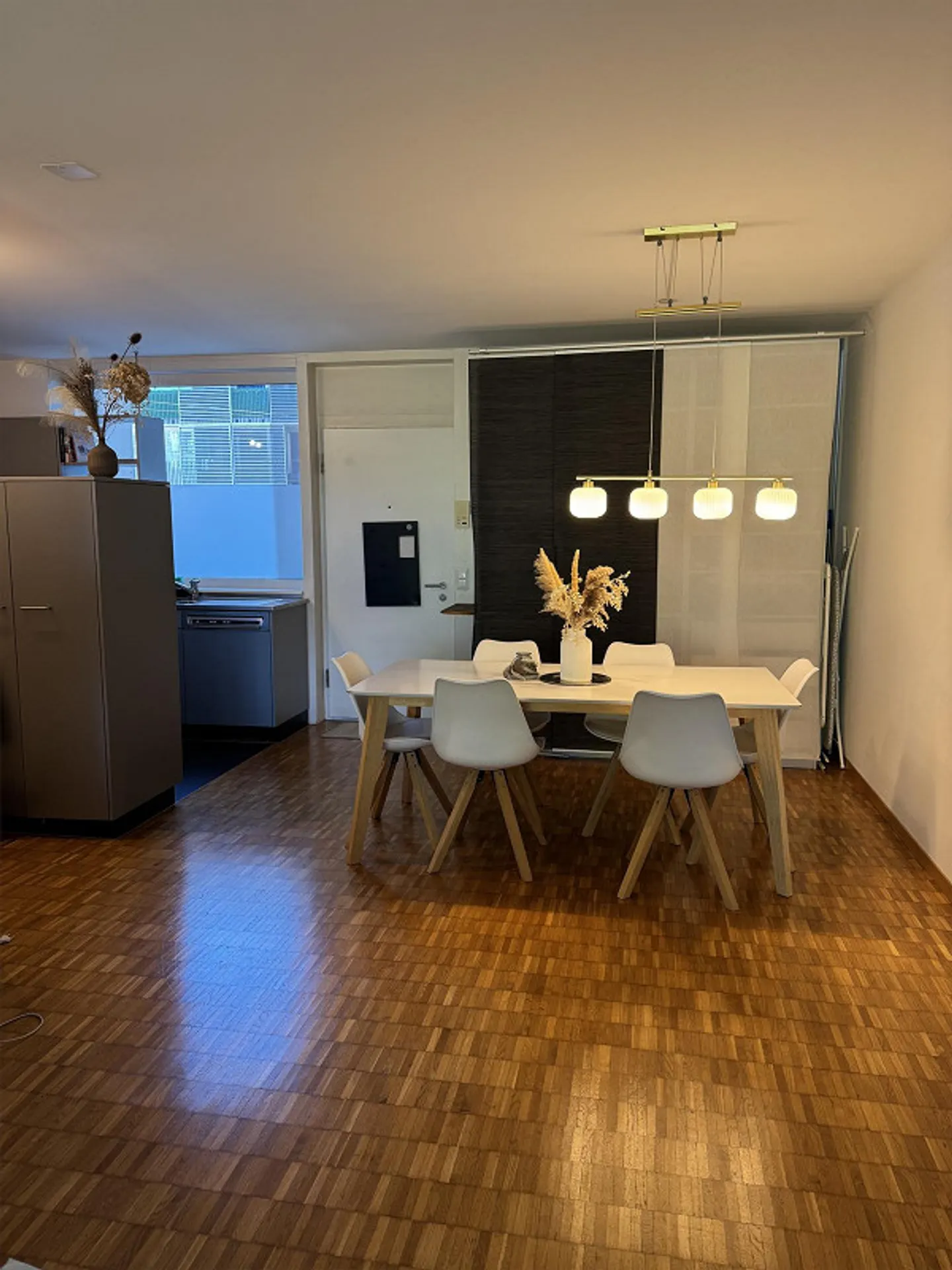 Appartamento luminoso e moderno di 2,5 stanze arredato a Zurigo-Seebach - Foto 2 di 8